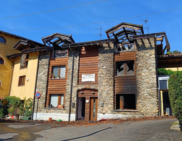 Le case di Cadegliano Viconago fortemente danneggiate dall'incendio di questa notte