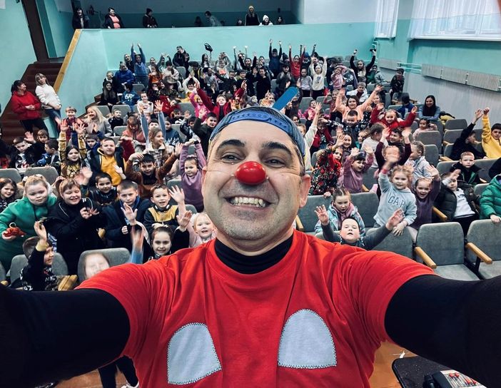 Il Claun il Pimpa in uno dei suoi incontri con i bambini in Ucraina