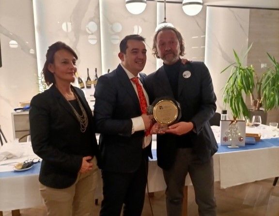 Paolo Della Rossa (a destra) mentre riceve il Premio Espansione come migliore Amministratore di Condominio 2023 Paolo Della Rossa (a destra) mentre riceve il Premio Espansione come migliore Amministratore di Condominio 2023