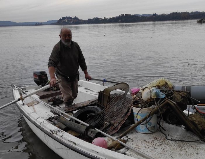 FOTO. Bambini, pescatori, volontari, amministratori, sub: tutti insieme a Gavirate per ripulire il lago. E come al solito dai fondali emerge di tutto