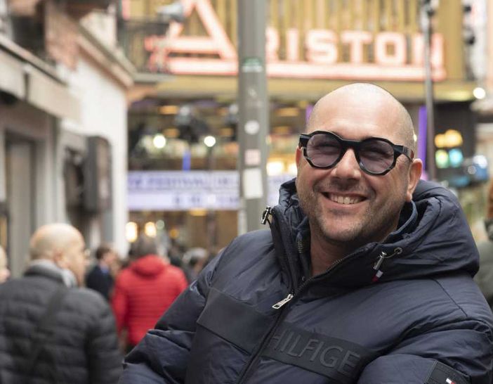 Giovanni Frontera davanti all'Ariston di Sanremo