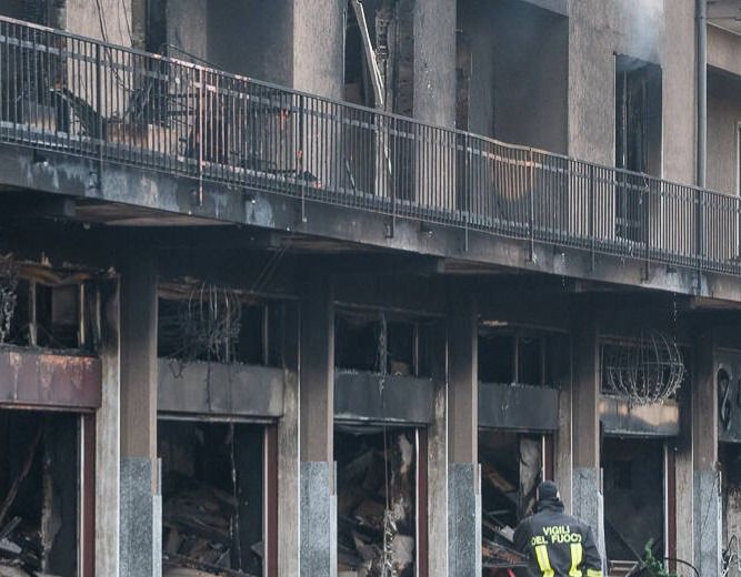 Quel che resta dello stabile di via XXV Aprile a Laveno dopo il maxi incendio di sabato Quel che resta dello stabile di via XXV Aprile a Laveno dopo il maxi incendio di sabato