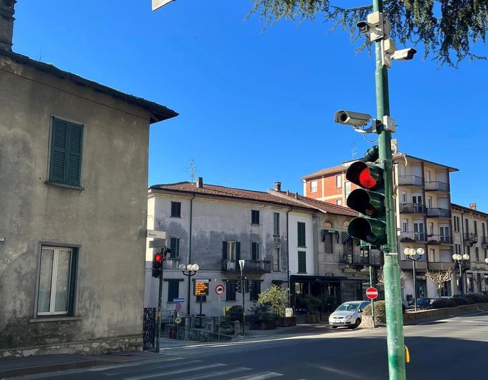 Il semaforo "intelligente" posizionato sulla 394 a Barasso (foto dalla pagina Facebook del Comune)