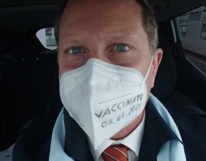 Vaccinato contro il Covid il sindaco e medico di Cocquio: «Coinvolgere i Comuni per velocizzare il più possibile la campagna vaccinale» Vaccinato contro il Covid il sindaco e medico di Cocquio: «Coinvolgere i Comuni per velocizzare il più possibile la campagna vaccinale»