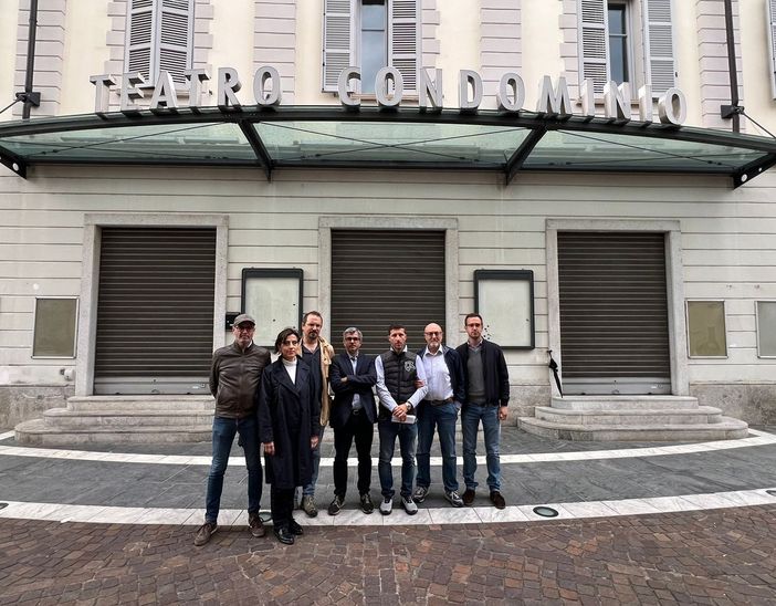 Le minoranze hanno presentato la mozione davanti al Teatro Condominio Vittorio Gassman