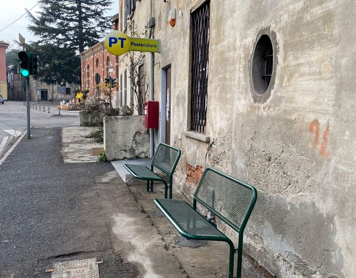 Le due nuove panchine nella foto dalla pagina Facebook del Comune di Barasso