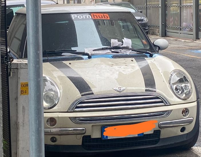 La macchina brandizzata PornHub bersagliata dalle multe