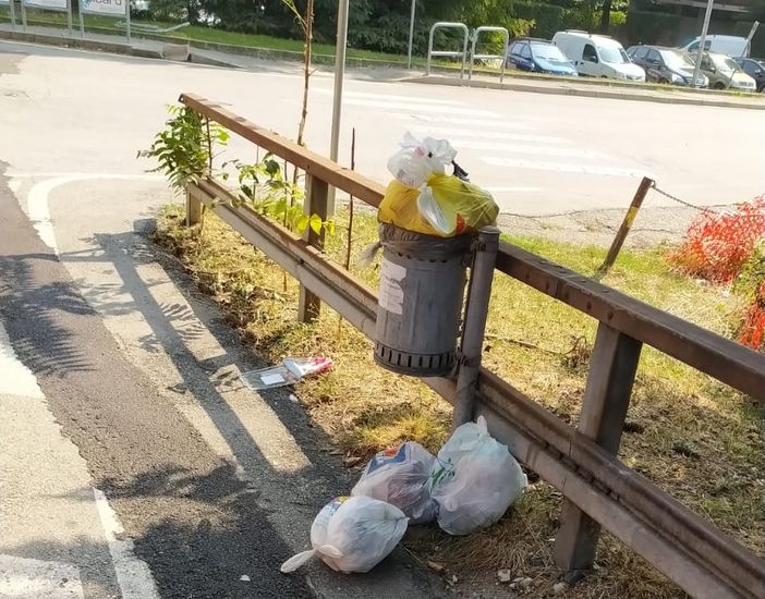 Salta il ritiro dell'immondizia in via Crispi: «E' una settimana che ci dicono “passiamo domani”» Salta il ritiro dell'immondizia in via Crispi: «E' una settimana che ci dicono “passiamo domani”»