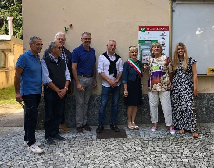 L'inaugurazione del defibrillatore donato alla città di Gavirate dalla ditta Torsellini Vetro L'inaugurazione del defibrillatore donato alla città di Gavirate dalla ditta Torsellini Vetro