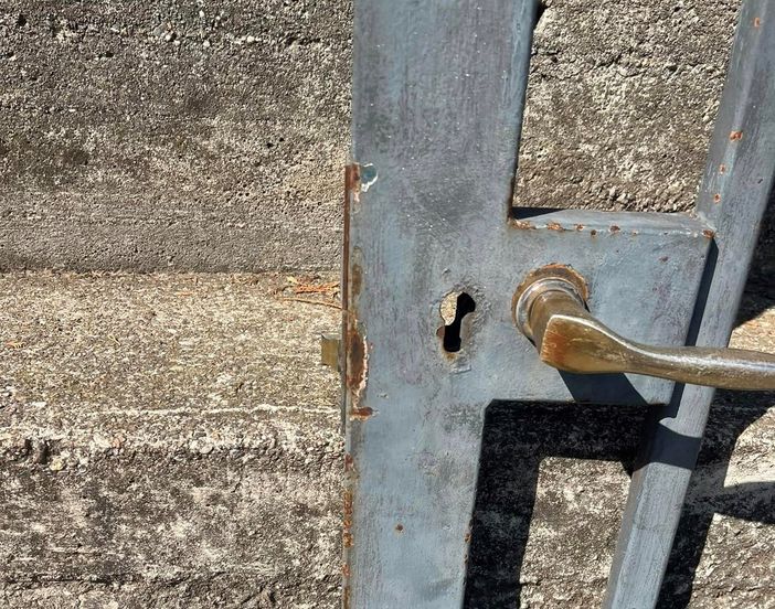 La serratura del cancello della scuola danneggiato in una foto dalla pagina Facebook del sindaco La serratura del cancello della scuola danneggiato in una foto dalla pagina Facebook del sindaco