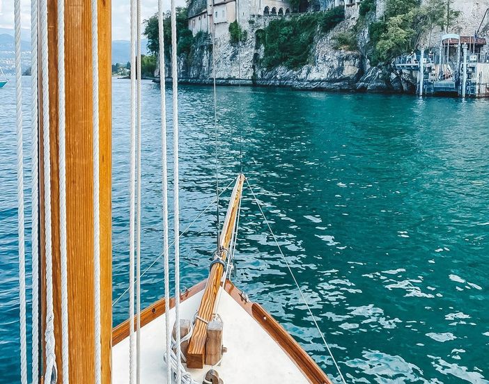Una delle gite sulle barche a vela d'epoca sul lago Maggiore di questa estate Una delle gite sulle barche a vela d'epoca sul lago Maggiore di questa estate