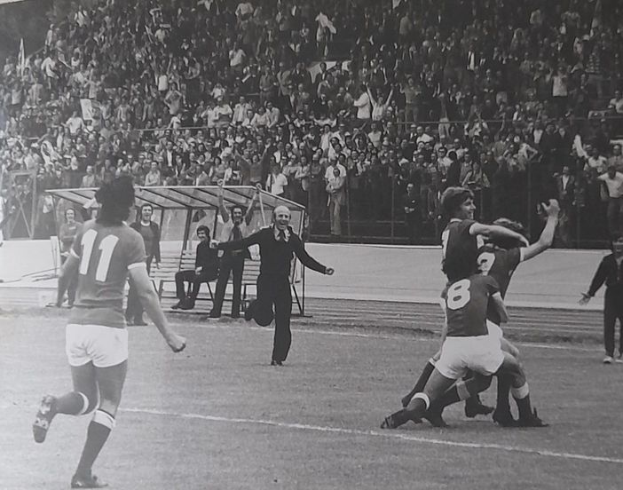 Tutti sul diciottenne Ramella dopo il gol dell'1-0 che spianò la strada alla vittoria sul Catania e all'ultima promozione in A biancorossa del 9 giugno '74. Sotto, invece, l'ultimo gol del Varese nella massima serie, sempre di Ernestino contro la Samp nella stagione successiva