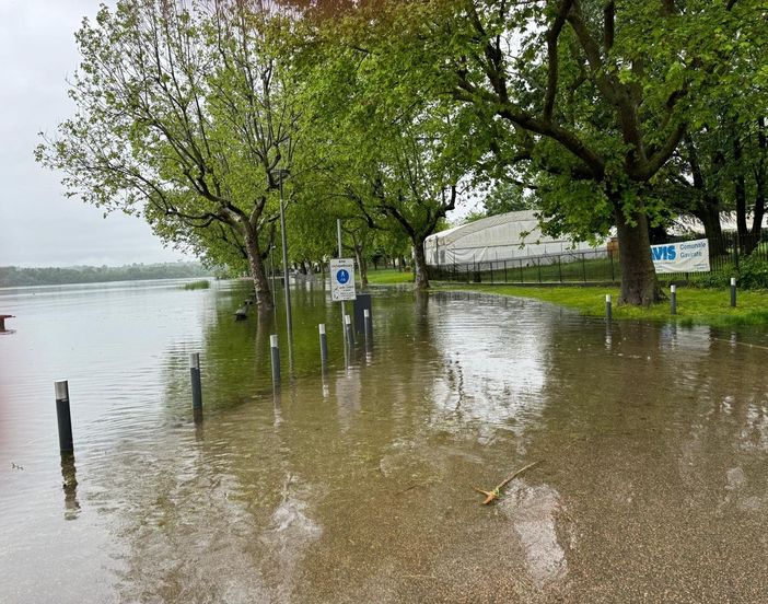 Il lungolago di Gavirate vittima dell'esondazione
