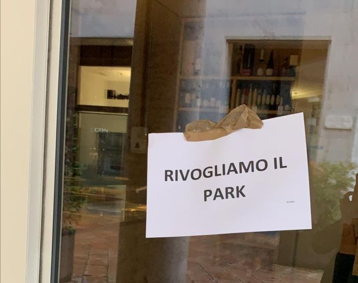 Protesta degli utenti dello skate park di piazza Repubblica. Cartelli appesi sulle vetrine dei negozi del centro