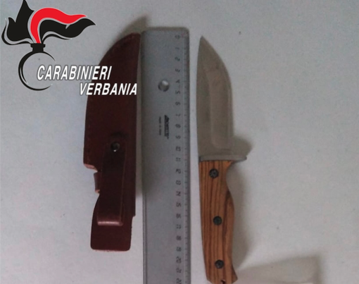 Sperona un'auto, si barrica in casa e aggredisce i carabinieri con un coltello