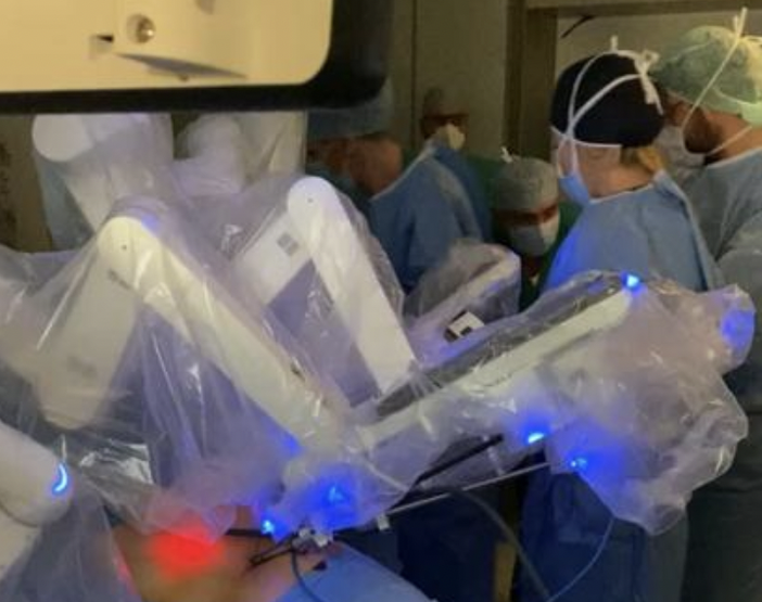 Ecco il robot chirurgico all'ospedale di Circolo: operato ieri il primo paziente dall'équipe di Urologia