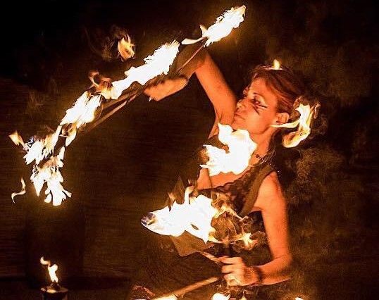 Clarissa Pegoraro durante un'esibizione nello spettacolo con i fuochi