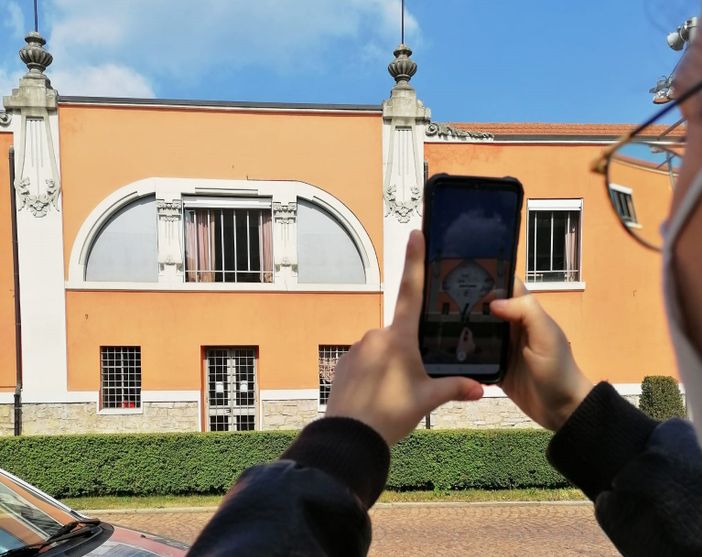 Il giovane videomaker Gianluca Parisi durante le riprese davanti alla Biblioteca Frera di Tradate Il giovane videomaker Gianluca Parisi durante le riprese davanti alla Biblioteca Frera di Tradate