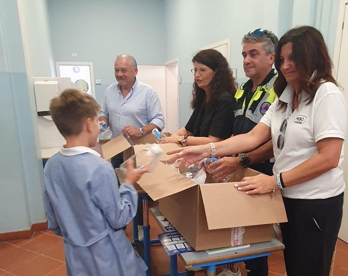 Cavaria con Premezzo non abbandona l'Emilia Romagna: distribuite ai bambini della scuola le borracce di Alfa