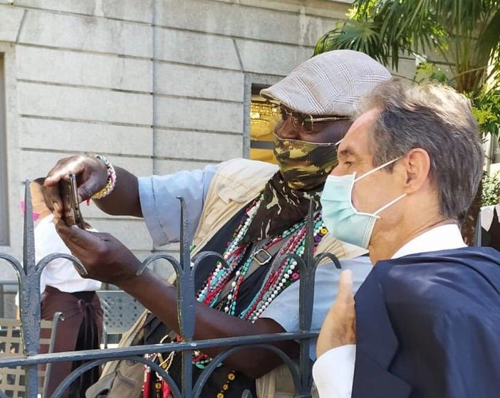 Attilio Fontana con Cico per un selfie oggi accanto all'ex Piantone di via Veratti. Sotto nella gallery il governatore parla con Barbara Bison, possibile candidata sindaco di Varese, accanto al gazebo della Lega Attilio Fontana con Cico per un selfie oggi accanto all'ex Piantone di via Veratti. Sotto nella gallery il governatore parla con Barbara Bison, possibile candidata sindaco di Varese, accanto al gazebo della Lega