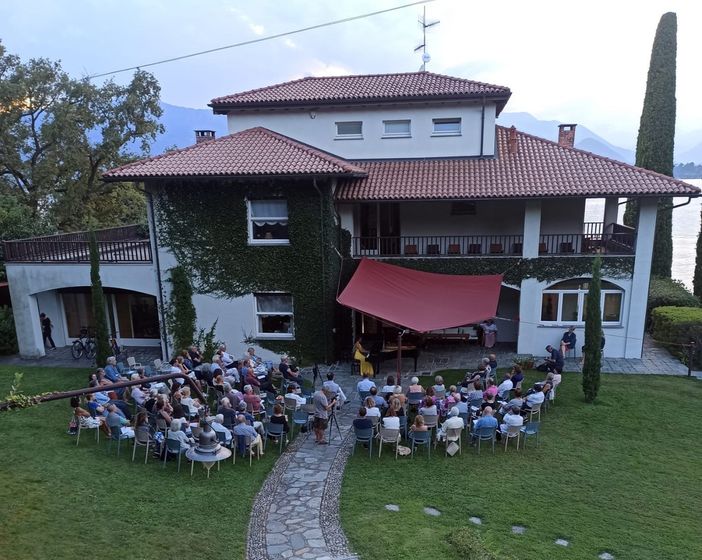 Un momento del concerto tenutosi domenica sera a Villa Rondella a Laveno
