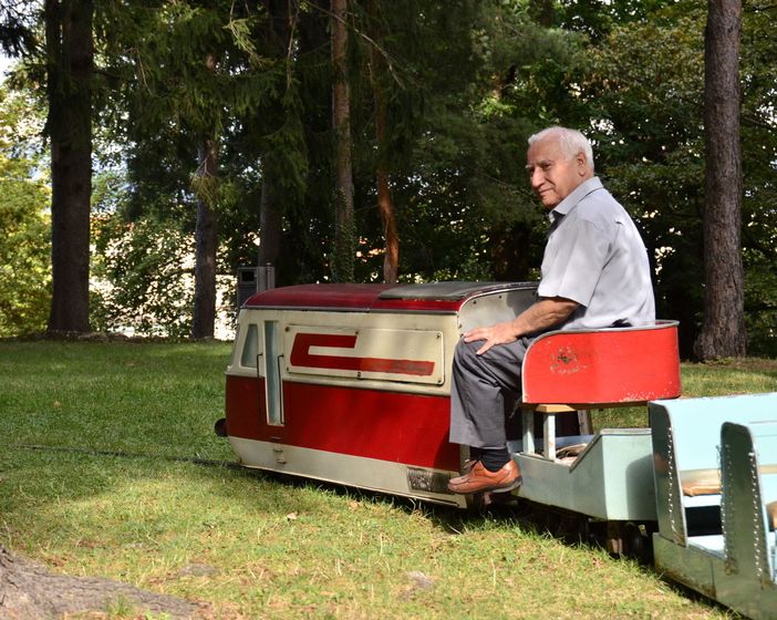 Alfredo Bianco da 50 anni alla guida del trenino ai Giardini Estensi. Sotto in gallery il figlio Stefano e Adelmo Venturelli, fondatore dell'attrazione più amata dai bambini di Varese Alfredo Bianco da 50 anni alla guida del trenino ai Giardini Estensi. Sotto in gallery il figlio Stefano e Adelmo Venturelli, fondatore dell'attrazione più amata dai bambini di Varese