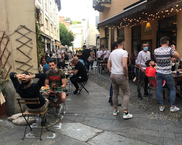 I bar restano aperti. Niente tornelli, vendita d'asporto di alcolici vietata dalle 19 e piazza Beccaria e via Vetera pedonali