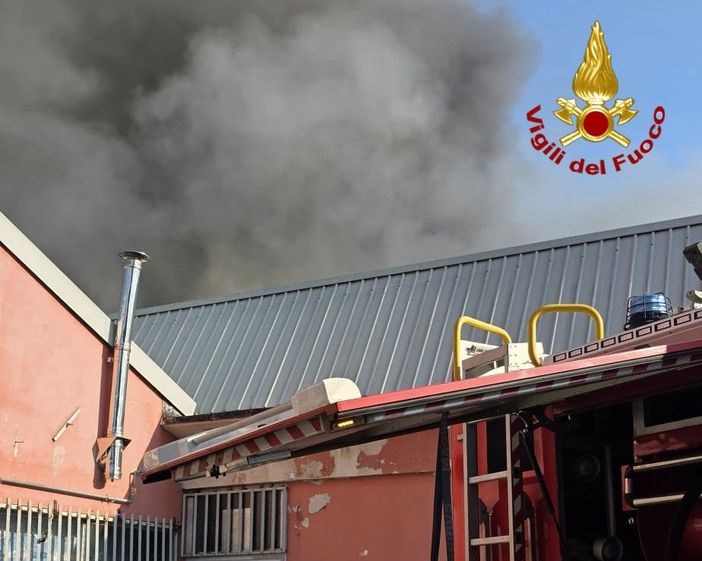 Incendio nella ditta di Gorla Minore, un mese dopo la conferma: «Nessuna conseguenza negativa sull'aria»