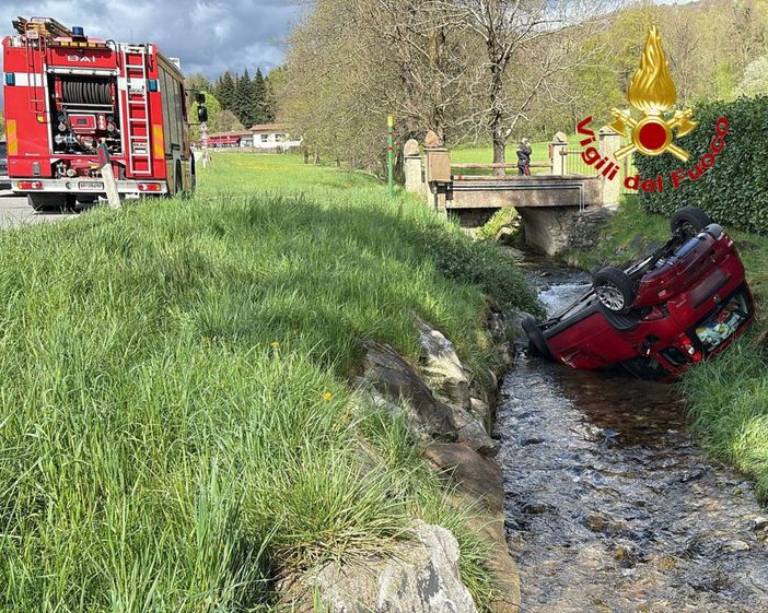 Auto si ribalta e finisce nel torrente: paura lungo la statale della Valganna