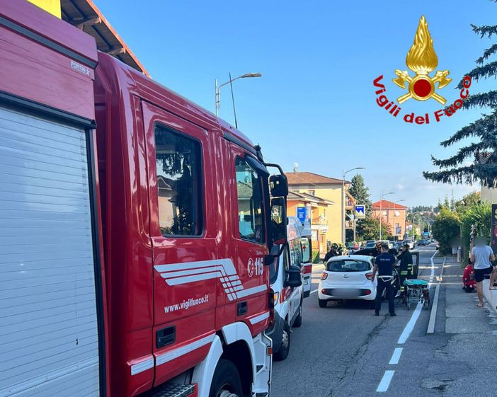 FOTO. Due auto si scontrano in via Jamoretti: tre persone ferite a Induno Olona