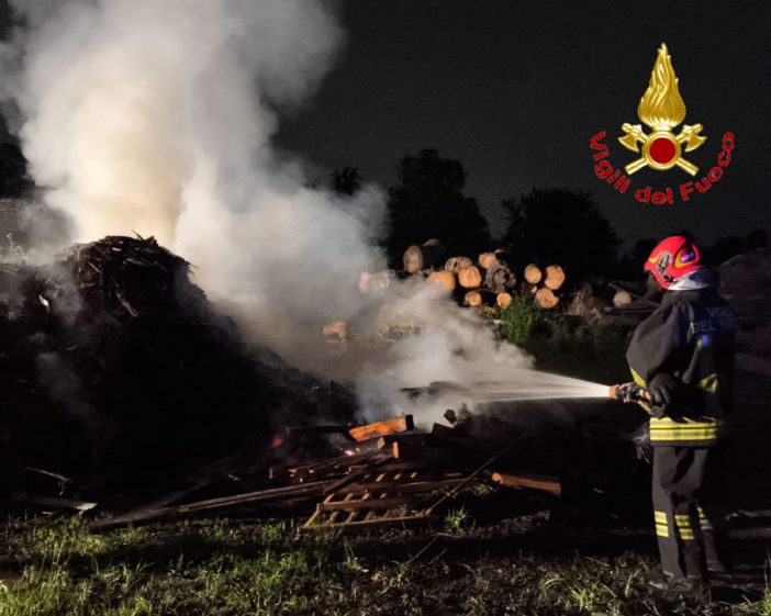 L'intervento dei vigili del fuoco in via Giotto a Tradate L'intervento dei vigili del fuoco in via Giotto a Tradate