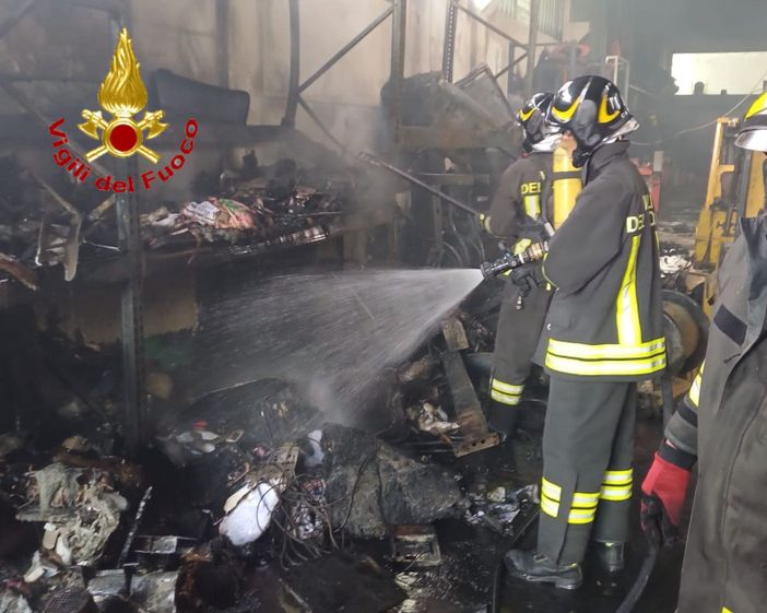 Cairate, incendio in un capannone