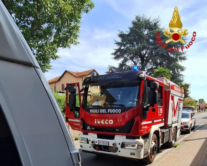 L'intervento dei vigili del fuoco in via Matteotti ad Angera L'intervento dei vigili del fuoco in via Matteotti ad Angera