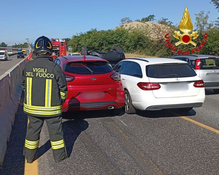 Carambola sulla 336 di Malpensa, un'auto si ribalta: un ferito e code Carambola sulla 336 di Malpensa, un'auto si ribalta: un ferito e code