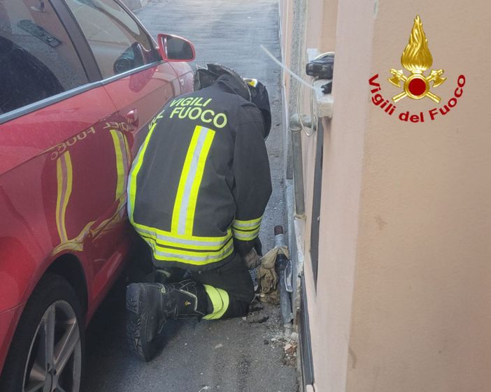 Tubo tranciato e fuga di gas ad Angera, intervengono i vigili del fuoco
