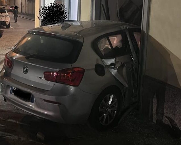 Auto impazzita in piazza Vittorio Emanuele, distrutta una vetrina Auto impazzita in piazza Vittorio Emanuele, distrutta una vetrina