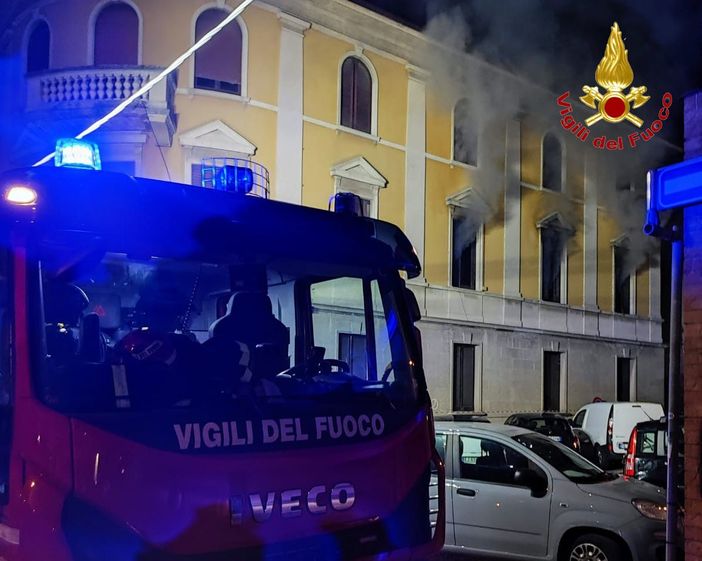 Non ce l'ha fatta l'uomo rimasto intossicato dal fumo dopo l'incendio in casa: è morto in ospedale Non ce l'ha fatta l'uomo rimasto intossicato dal fumo dopo l'incendio in casa: è morto in ospedale