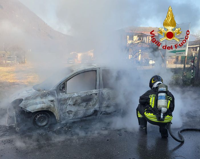 A fuoco un'auto nel centro di Laveno