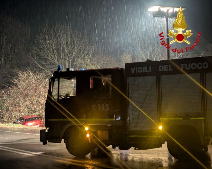 Auto con due ragazzi a bordo finisce fuori strada lungo la Provinciale 1