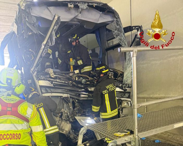 Il bus incidentato a Lomazzo Il bus incidentato a Lomazzo