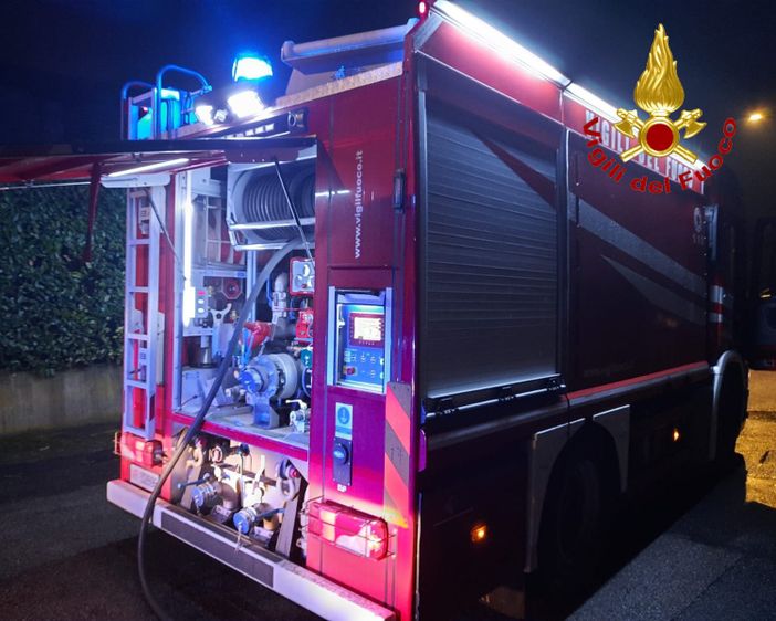 VIDEO. Villetta in fiamme a Varese, i vigili del fuoco salvano una persona bloccata al primo piano