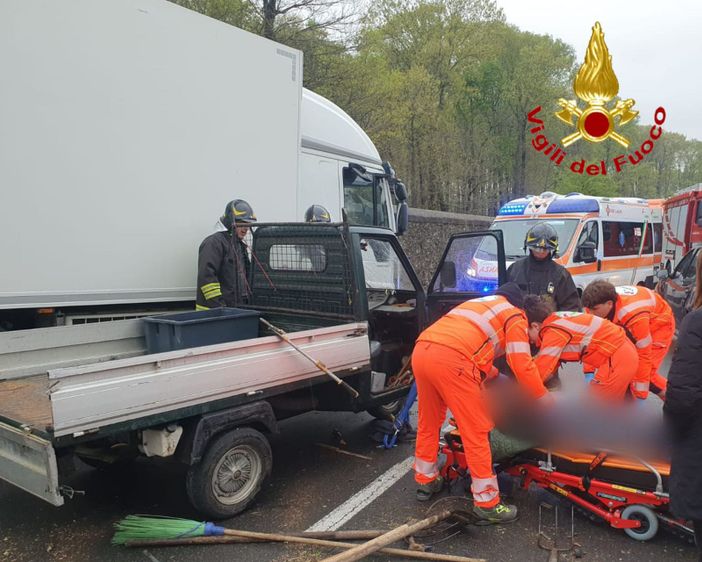 Le immagini dell'incidente stradale di Ternate tra un'auto e un'ape car Le immagini dell'incidente stradale di Ternate tra un'auto e un'ape car