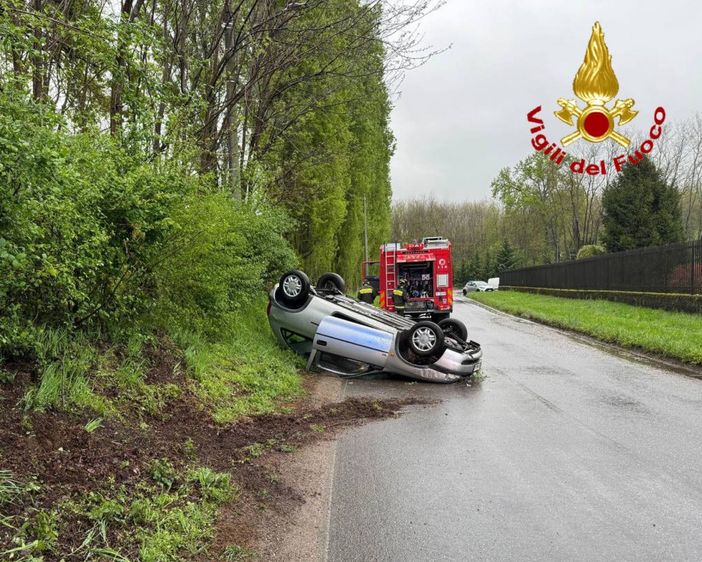 Si ribalta con l'auto, paura a Monvalle per una ragazza di 20 anni Si ribalta con l'auto, paura a Monvalle per una ragazza di 20 anni