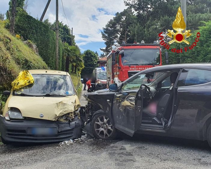 Scontro tra auto lungo la Provinciale 69 a Laveno: tre persone ferite
