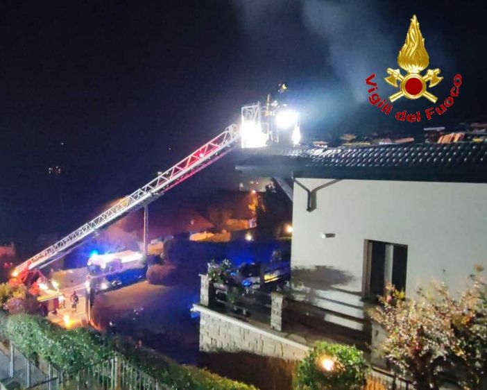 L'incendio della mansarda della villa sul lungolago di Ranco