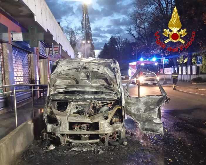 Le immagini dell'incendio del furgone a Gorla Le immagini dell'incendio del furgone a Gorla