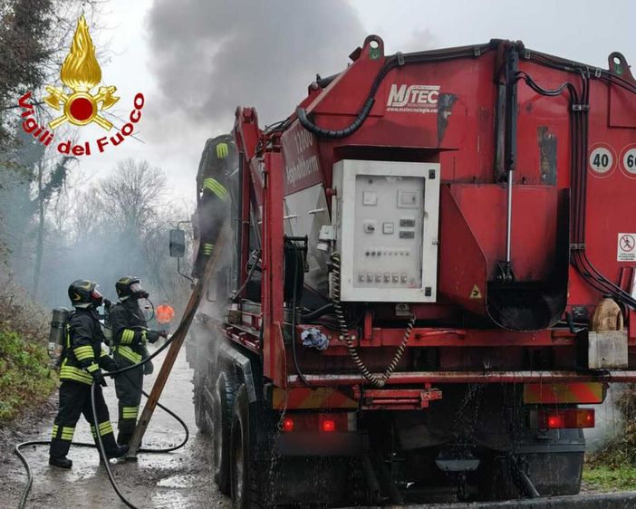 Gornate Olona, in fiamme camion carico di asfalto