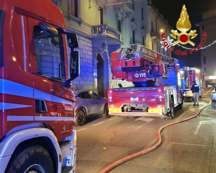 FOTO. Incendio in uno scantinato di un palazzo di via Orrigoni a Varese: evacuate due persone di cui una allettata FOTO. Incendio in uno scantinato di un palazzo di via Orrigoni a Varese: evacuate due persone di cui una allettata