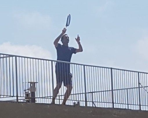 Roger Federer gioca sui tetti di Finale Ligure con Vittoria Olivieri e Carola Pessina (FOTO)