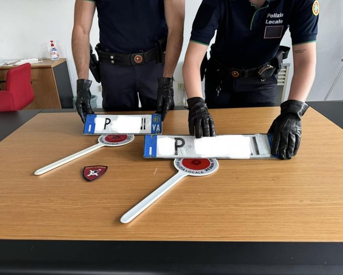 Circolava su un'auto con le targhe contraffatte con il nastro adesivo bianco: denunciato un automobilista a Besozzo Circolava su un'auto con le targhe contraffatte con il nastro adesivo bianco: denunciato un automobilista a Besozzo